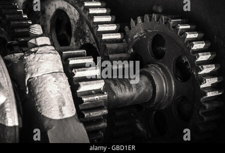Alte rostige Getriebe, close-up schwarz-weiß Foto mit selektiven Fokus Stockfoto