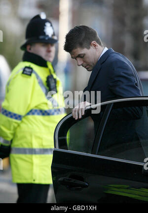 Liverpool und England Fußballer Steven Gerrard trifft am North Sefton Magistrate Court ein, wo er beschuldigt wird, nach einem Vorfall in einem Nachtclub tatsächliche Körperverletzung und Affray verursacht zu haben. Stockfoto