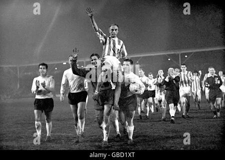 Sir Stanley Matthews von Stoke City wird außerhalb des Platzes geleitet Von den Weltstars XI Lev Yashin und Ferenc Puskas AS Josef Masopust (l) führt den Applaus für den Zauberer von Dribbeln Stockfoto