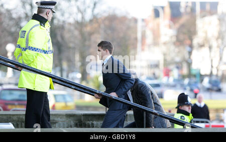 Liverpool und England Fußballer Steven Gerrard trifft am North Sefton Magistrate Court ein, wo er beschuldigt wird, nach einem Vorfall in einem Nachtclub tatsächliche Körperverletzung und Affray verursacht zu haben. Stockfoto