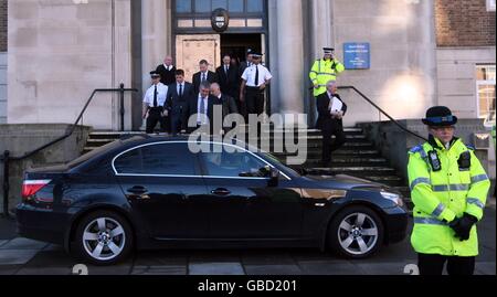 Liverpool und England Fußballer Steven Gerrard verlässt North Sefton Magistrate Court, wo er beschuldigt wurde, verursacht tatsächliche Körperverletzung und affray nach einem Vorfall in einem Nachtclub. Stockfoto