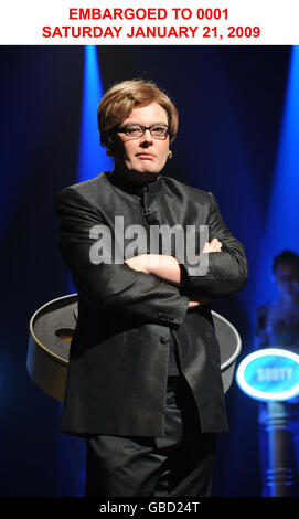 Alan Carr als Anne Robinson für eine komödiantische Skizze von 'The Sunday Night Project' während der Dreharbeiten von Channel 4, die am Sonntag, 25. Januar 2009 @ 2200 gesendet werden. Stockfoto