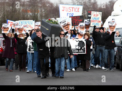 Vor dem Hauptquartier der Enterprise Inns in der Nähe von Solihull protestieren Bürger aus ganz Großbritannien. Stockfoto