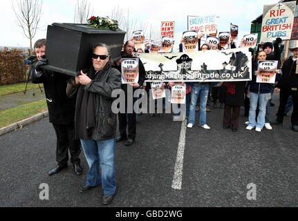 Vor dem Hauptquartier der Enterprise Inns in der Nähe von Solihull protestieren Bürger aus ganz Großbritannien. Stockfoto