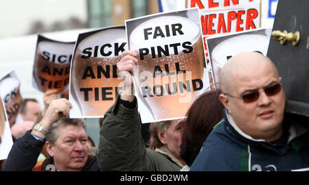 Vor dem Hauptquartier der Enterprise Inns in der Nähe von Solihull protestieren Bürger aus ganz Großbritannien. Stockfoto