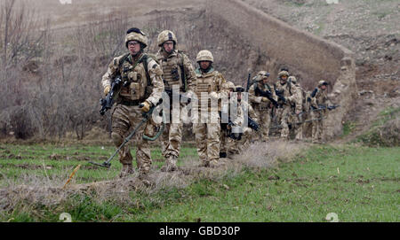 Royal Marine Stuart Ratcliffe, Front, von 45 Commando sucht improvisierte Sprengkörper mit einem Vallon Metalldetektor während einer Patrouille im Sangin Distrikt in Afghanistan. Stockfoto