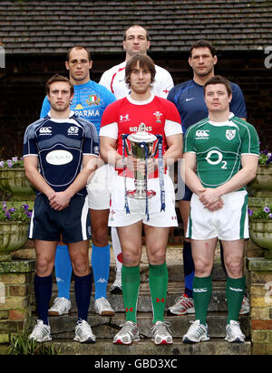 Wales Kapitän Ryan Jones (Mitte) hält die RBS Six Nations Trophy wie er und seine Mitkapitäne Mike Blair von Schottland (vorne links), Sergio Parisse von Italien (oben links) Steve Borthwick von England (hinten), Lionel Nallet von Frankreich (oben rechts) Und Brian O'Driscoll aus Irland posiert für ein Foto während der RBS Six Nations Media Launch im Hurlingham Club, London. Stockfoto