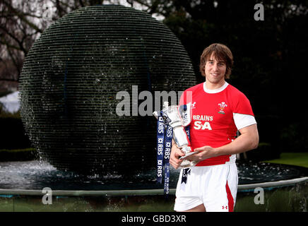 Rugby Union - RBS Six Nations Media Launch - Hurlingham Club. Der walisische Kapitän Ryan Jones hält die RBS Six Nations Trophy während des RBS Six Nations Media Launch im Hurlingham Club, London. Stockfoto