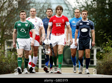 Der Kapitän von Wales, Ryan Jones, hält die RBS Six Nations Trophy, während er seine Mitkapitäne Mike Blair aus Schottland, Sergio Parisse aus Italien, Lionel Nallet aus Frankreich, Steve Borthwick aus England und Brian O'Driscoll aus Irland (von rechts nach links) leitet. Während des RBS Six Nations Media Launch im Hurlingham Club, London. Stockfoto