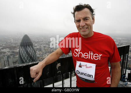 Duncan Bannatyne auf dem Gipfel des Tower 42 in der City of London, als er Vertical Rush startet, ein Ausdauerereignis, das die Menschen herausfordert, die Treppe des Turms in der schnellstmöglichen Zeit hochzulaufen, um Geld für die Wohnungsbauhilfe Shelter zu sammeln. Stockfoto