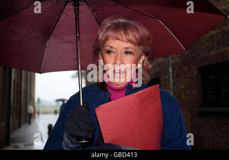 Sandra Price trifft am Kings Lynn Magistrate Court in Kings Lynn ein, wo sie heute nach einer fünfjährigen Kampagne der Belästigung gegen den Fernsehschauspieler Martin Shaw zu einer 12-monatigen Gemeindeordnung verurteilt wurde. Stockfoto