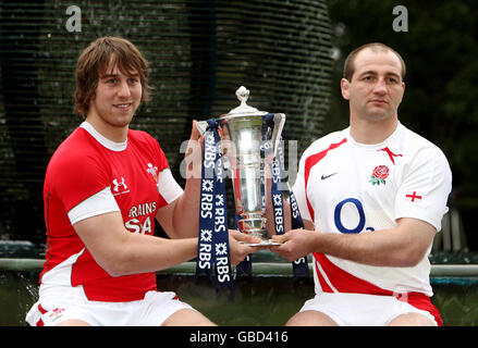 Wales-Kapitän Ryan Jones hält die RBS Six Nations Trophy mit England-Kapitän Steve Borthwick (rechts) während des RBS Six Nations Media Launch im Hurlingham Club, London. Stockfoto