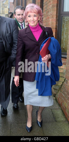 Sandra Price trifft am Kings Lynn Magistrate Court in Kings Lynn ein, wo sie heute nach einer fünfjährigen Kampagne der Belästigung gegen den Fernsehschauspieler Martin Shaw zu einer 12-monatigen Gemeindeordnung verurteilt wurde. Stockfoto