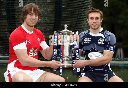 Wales-Kapitän Ryan Jones hält die RBS Six Nations Trophy mit dem schottischen Kapitän Mike Blair (rechts) während des RBS Six Nations Media Launch im Hurlingham Club, London. Stockfoto