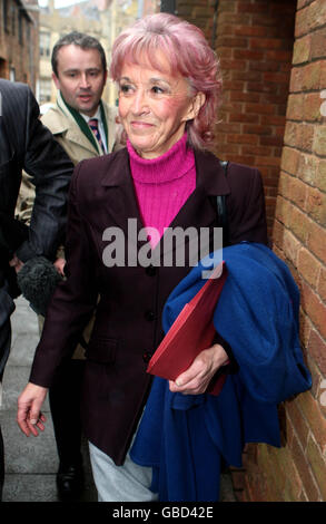 Sandra Price trifft am Kings Lynn Magistrate Court in Kings Lynn ein, wo sie heute nach einer fünfjährigen Kampagne der Belästigung gegen den Fernsehschauspieler Martin Shaw zu einer 12-monatigen Gemeindeordnung verurteilt wurde. Stockfoto