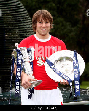 Der walisische Kapitän Ryan Jones hält die RBS Six Nations Trophy während des RBS Six Nations Media Launch im Hurlingham Club, London. Stockfoto