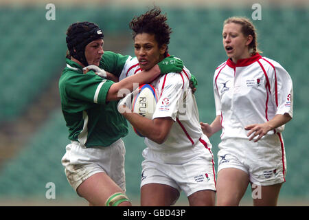 Englands Paula George und Irlands Anne-Marie McAllister Stockfoto