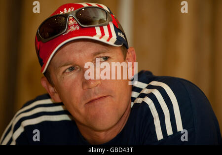 England-Coach Andy Flower spricht mit den Medien während einer Pressekonferenz im England Team Hotel in St. Kitts. Stockfoto