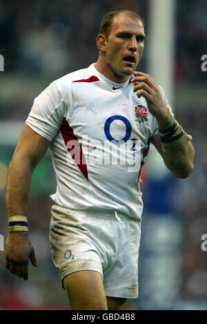 Rugby Union - The RBS Six Nations Championship - England gegen Irland. Englands Kapitän Lawrence Dallaglio steht niedergeschlagen während des Verlustes gegen Irland Stockfoto