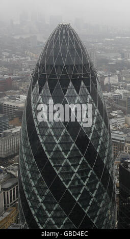 Wirtschaftskrise. Nummer 30, St Mary AX, auch bekannt als „The Gherkin“ in der City of London, aufgenommen von der Spitze des Tower 42. Stockfoto