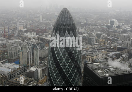 Wirtschaftskrise. Nummer 30, St Mary AX, auch bekannt als „The Gherkin“ in der City of London, aufgenommen von der Spitze des Tower 42. Stockfoto