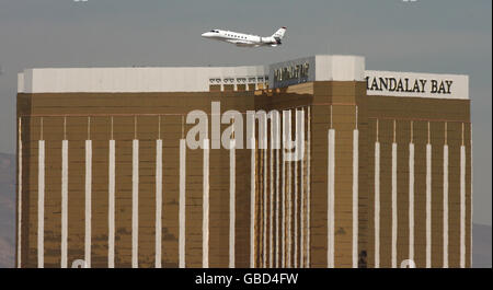 General Stock - American Aviation - Las Vegas Airport. Ein kleines Flugzeug fliegt über das Mandalay Bay Hotel in Las Vegas, wenn es den Flughafen Las Vegas in den USA verlässt Stockfoto