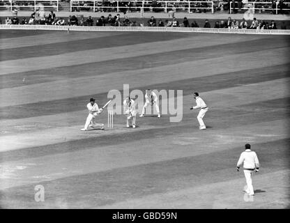 (L-R) der englische Tom Graveney versucht, den Ball an David Allan, Seymour Nurse und Gary Sobers von West Indies vorbei zu fegen Stockfoto