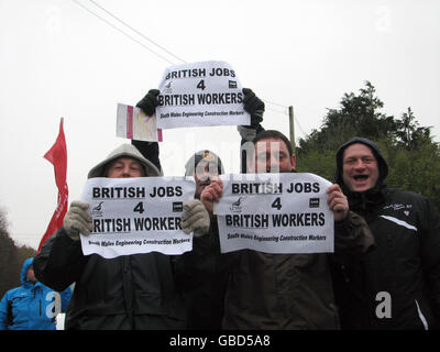 Subunternehmer veranstalten eine Demonstration vor dem Aberthaw-Kraftwerk in Südwales, um streikende Arbeiter in der Ölraffinerie Lindsey in North Killingholme zu unterstützen. Stockfoto