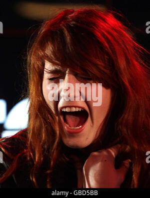 Florence and The Machine, die eine exklusive Session für Absolute Radio, moderiert von DJ Geoff Lloyd, im Absolute Radio am Golden Square im Zentrum von London, spielen. Stockfoto