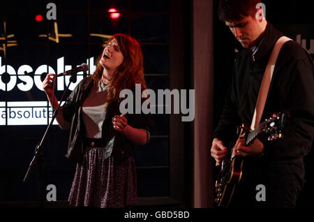 Florence and the Machine, die eine exklusive Session für Absolute Radio aufführen, moderiert von DJ Geoff Lloyd, im Absolute Radio am Golden Square im Zentrum von London. Stockfoto