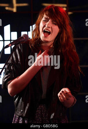 Florence and the Machine, die eine exklusive Session für Absolute Radio aufführen, moderiert von DJ Geoff Lloyd, im Absolute Radio am Golden Square im Zentrum von London. Stockfoto