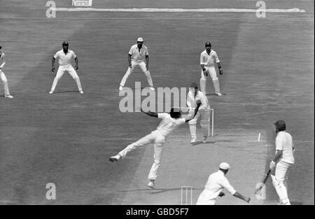 Michael Holding von West Indies (c) fängt den englischen Pat Pocock bei seiner eigenen Bowlingbahn ein, beobachtet von den Teamkollegen Viv Richards (Top l), Clive Lloyd (Top, Second l) und Jeffrey Dujon (Top r) und Richard Ellison (Bottom r) Stockfoto