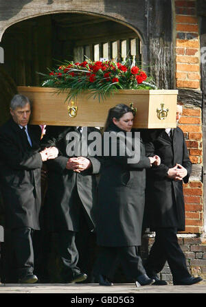 Der Sarg von Rob Gauntlett verlässt die St. Mary's Church in Billingshurst, West Sussex, nachdem er Anfang des Monats bei einem Kletterunfall in den französischen Alpen starb. Stockfoto