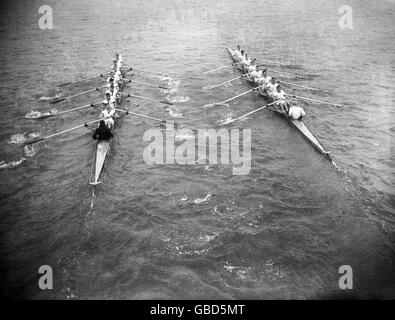 Rudern - das 98. Bootsrennen - Oxford University / Cambridge University. Cambridge (r) führte Oxford (l) während des Rennens um ein paar Meter an Stockfoto