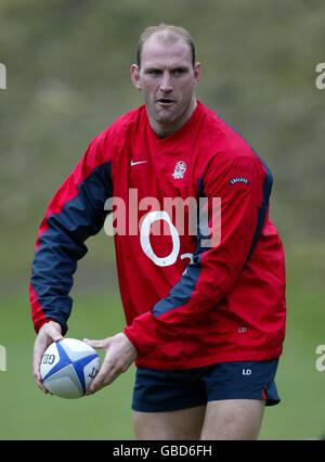 England Kapitän Lawrence Dallaglio während des Trainings im Pennyhill Park Stockfoto