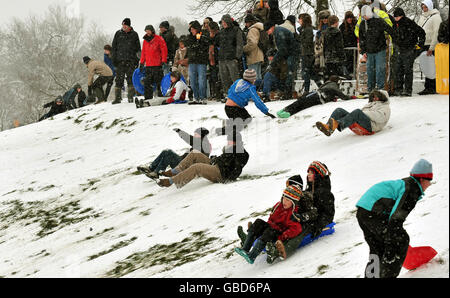 Eine große Menschenmenge genießt es, nach schweren Schneeschauern über Nacht ihre Rodel auf den schneebedeckten Pisten im Greenwich Park im Südosten Londons zu nutzen. Stockfoto