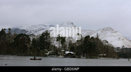 Winterwetter. Ein Ruderer auf dem Lake Derwent Water, Keswick, Cumbria. Stockfoto