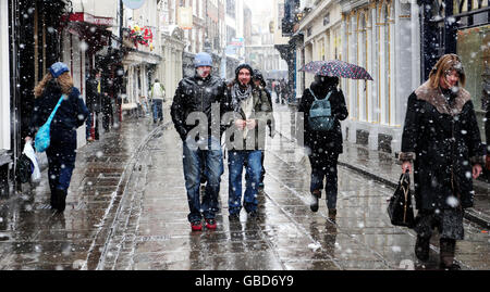 Shopper trotzen dem Schnee im Zentrum von York. Stockfoto