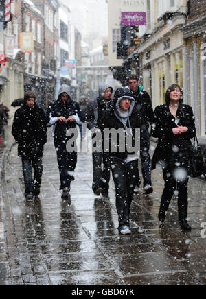 Shopper trotzen dem Schnee im Zentrum von York. Stockfoto