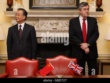 Der britische Premierminister Gordon Brown trifft sich mit dem chinesischen Premierminister Wen Jiabao in der Downing Street 10 in London. Stockfoto