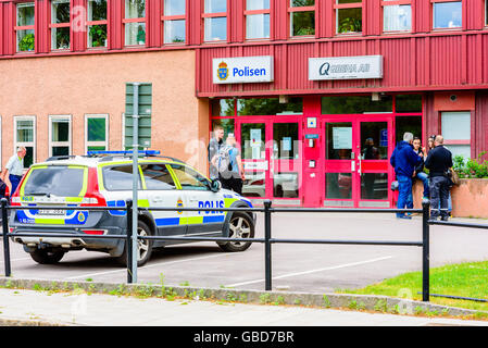 Motala, Schweden-21. Juni 2016: Menschen stehen außerhalb der Polizei-Station, die ein Argument. Stockfoto