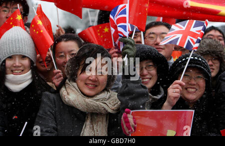 Nun warten die Gratulanten auf die Ankunft des chinesischen Premierministers Wen Jiabao in der Cambridge University Concert Hall, Cambridgeshire. Stockfoto