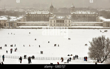 Die Menschen genießen die schneebedeckten Hänge des Greenwich Park im Südosten Londons. Stockfoto