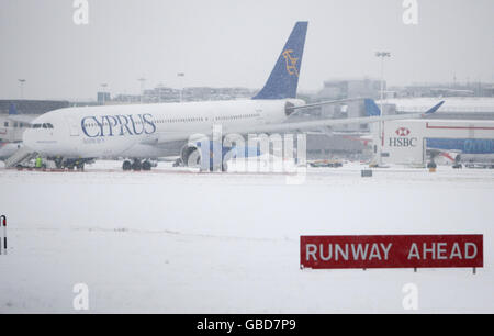 Ein Flugzeug von Cyprus Airways ist direkt an einer Taxifahrt gestrandet, nachdem der Flughafen Heathrow von starkem Schnee getroffen wurde. Stockfoto