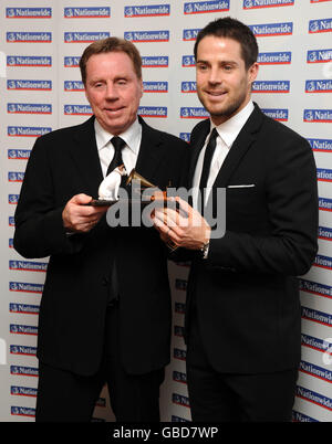 Harry Redknapp, links, erhält den HMV Football Extravaganza Lifetime Achievement Award bei der HMV Football Extravaganza, die er mit seinem Sohn Jamie im Grosvenor House Hotel, London, gesehen hat. Stockfoto