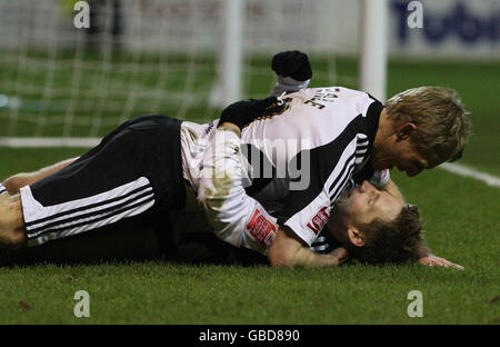 Kris Commons von Derby County feiert sein Tor mit Gary Teale (oben) während des FA Cup, des vierten Rundenwiederspiels auf dem City Ground, Nottingham. Stockfoto