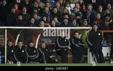 Der Manager von Derby County, Nigel Clough (rechts), beobachtet sein Team während des FA Cup, der vierten Runde des Replays auf dem City Ground, Nottingham. Stockfoto