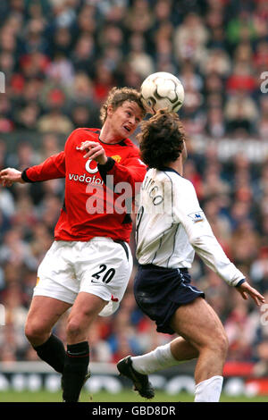 Ole Gunnar Solskjaer von Manchester United und Mauricio Taricco von Tottenham Hotspur Springt um den Ball Stockfoto