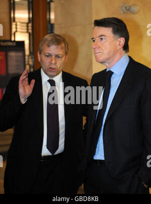 Wirtschaftsminister Lord Mandelson (rechts) in einer Zweigstelle der NatWest Bank in der City of London bei einem Besuch mit Alan Dickinson, dem Vorstandsvorsitzenden der Royal Bank of Scotland (links), um eine 3-Milliarden-Geldspritze mit RBS für kleine und mittlere Unternehmen anzukündigen. Stockfoto