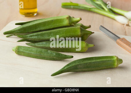 Frische grüne Okra auf einem Holzbrett Stockfoto